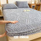 🛏️ 50 % RABATT NU! 🧵 360° elastiskt stickat lakan – omedelbar värme & 3D-präglad design för madrasser upp till 30 cm 🧶