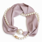 ✨50% RABATT NU! ✨Elegant sidensjal med pärlhalsband – 2-i-1 sjalhalsband med magnetlås